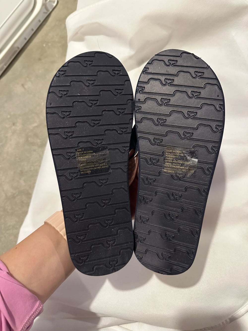 Vineyard Vines Navy Flip Flop Sandals with Pink Whale Print Straps - Picture 3 of 4